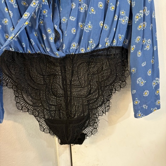 FREE People Forties Feels Bodysuit Blue Daisy Floral Bell Sleeve Black Lace L - Picture 8 of 12